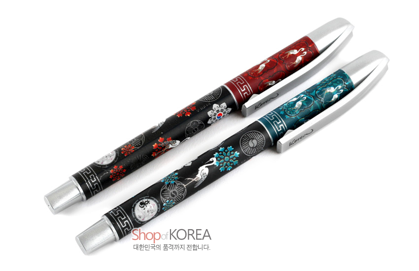[텍스트: Shop of KOREA / 대한민국의 품격까지 전합니다.] 금속 재질 볼펜에 흑색 바탕과 자개 느낌의 쌍학·전통 문양을 붉은색·청록색으로 장식한 세트 디자인