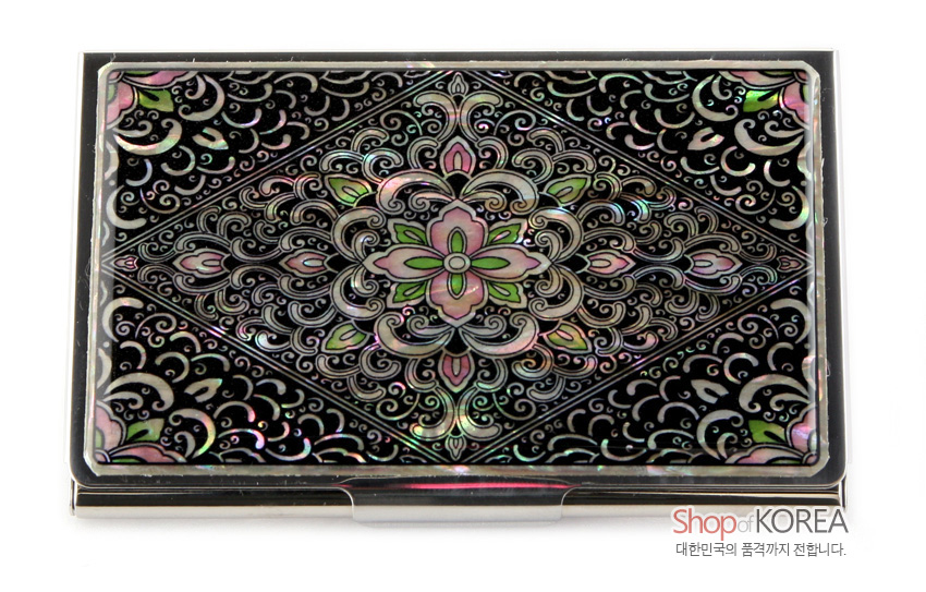 [텍스트: Shop of KOREA 대한민국의 품격까지 전합니다.] 검은 옻칠 바탕에 자개로 표현한 마름모 구도 당초문과 중앙 연꽃 문양이 무지갯빛으로 반짝이는 나전칠기 명함집 정면 이미지
