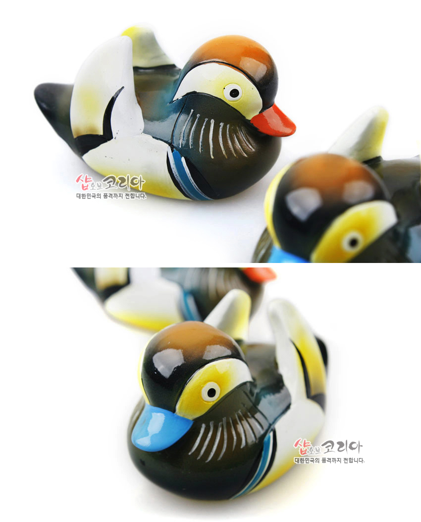 [텍스트: 샵오브코리아 대한민국의 품격까지 전합니다.] 유광 마블 재질 원앙 한 쌍 장식, 갈색·노랑·흰색·검정의 그러데이션 채색과 파랑·주황 부리 색 대비가 돋보이는 곡선형 조각 디테일 표현