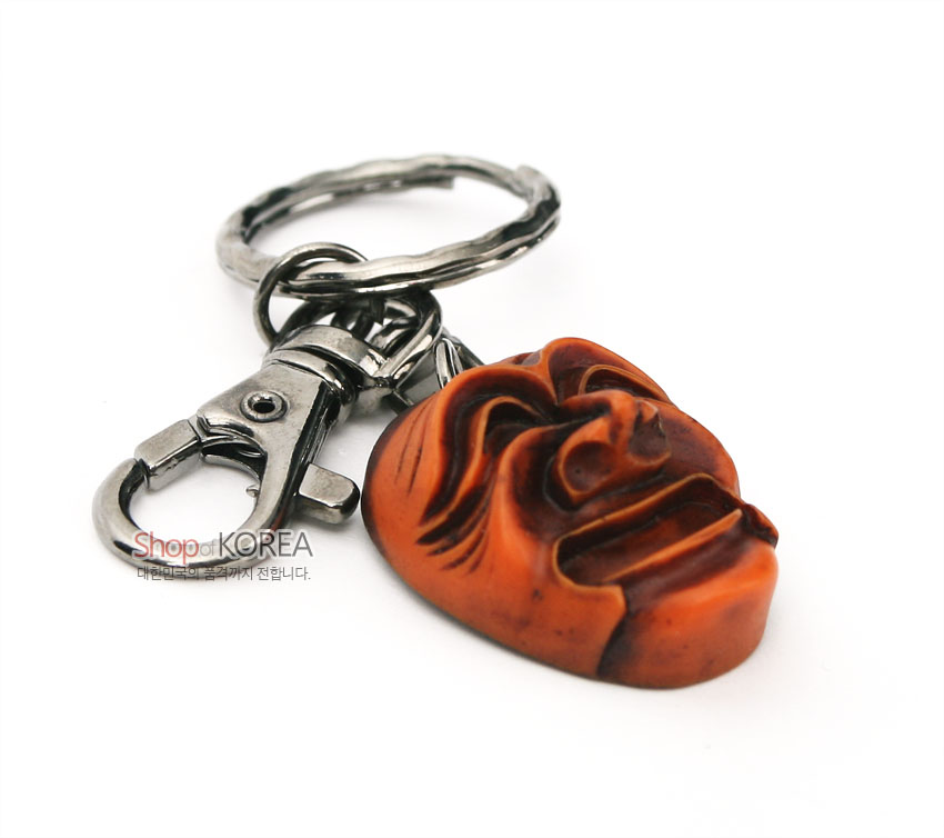 [텍스트: Shop of KOREA 대한민국의 품격까지 전달합니다.] 나무 질감으로 표현된 갈색 하회 양반탈 장식과 은색 금속 체인·고리 결합 열쇠고리 구성