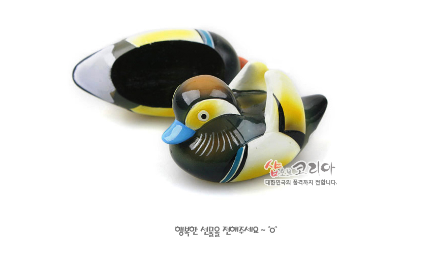 [텍스트: 샵오브코리아 대한민국의 품격까지 전합니다. 행복한 선물을 전해주세요~ ^ㅇ^] 유광 마블 재질에 노랑·검정·흰색과 파랑·빨강 부리 색채가 조화된 한 쌍 원앙 조형, 곡선형 조각과 세밀한 채색 표현