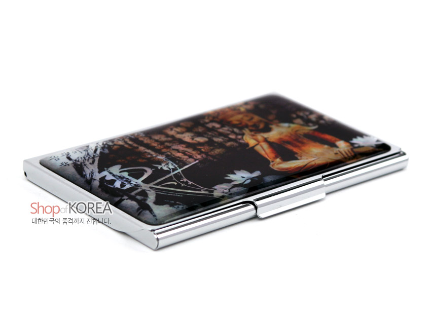 [텍스트: Shop of KOREA 대한민국의 품격까지 전합니다.] 금속 재질 위 흑색 바탕, 칼라 인쇄된 미륵보살반가상과 연꽃 문양이 조화를 이루는 직사각형 명함케이스 디자인