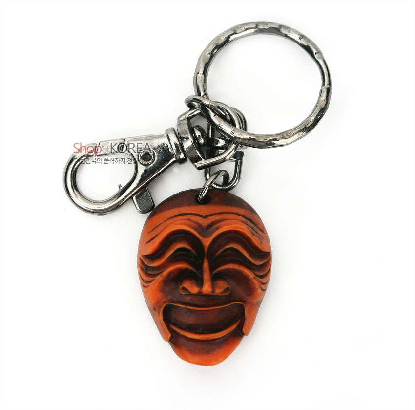 [텍스트: Shop OF KOREA] 금속 체인과 링에 연결된 갈색 하회 양반탈 장식, 섬세한 조각과 음영으로 입체감을 살린 열쇠고리 구성