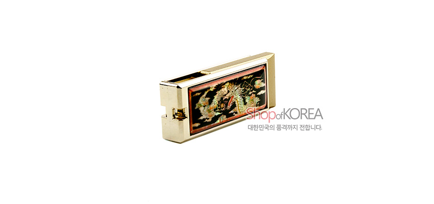 [텍스트: shopofKOREA 대한민국의 품격까지 전합니다.] 금속 테두리 사각 USB 본체에 흑색 바탕 자개 상감 용과 구름 문양 장식 모습