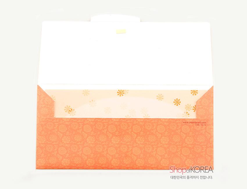[텍스트: www.yeoncard.com / ShopofKOREA 대한민국의 품격까지 전합니다.] 주황색 바탕에 연꽃 전통문양이 반복된 종이 봉투, 안쪽에 금색 눈꽃 패턴이 은은하게 인쇄된 디자인