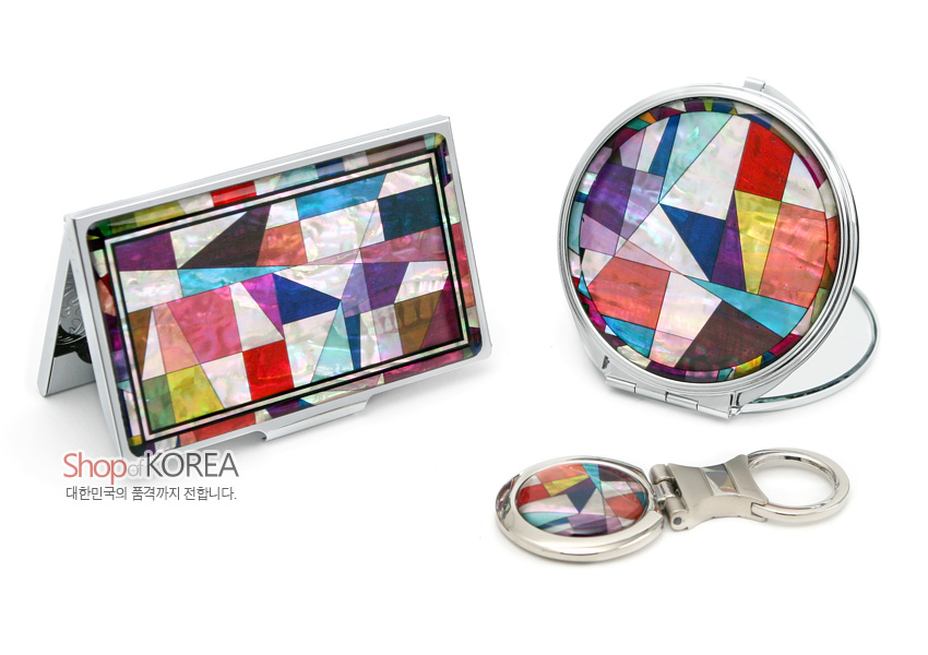 [텍스트: Shop of KOREA / 대한민국의 품격까지 전합니다.] 금속 테두리에 다채로운 자개 조각보 기하학 문양을 상감한 명함집·원형 손거울·열쇠고리 3종 세트 이미지 설명