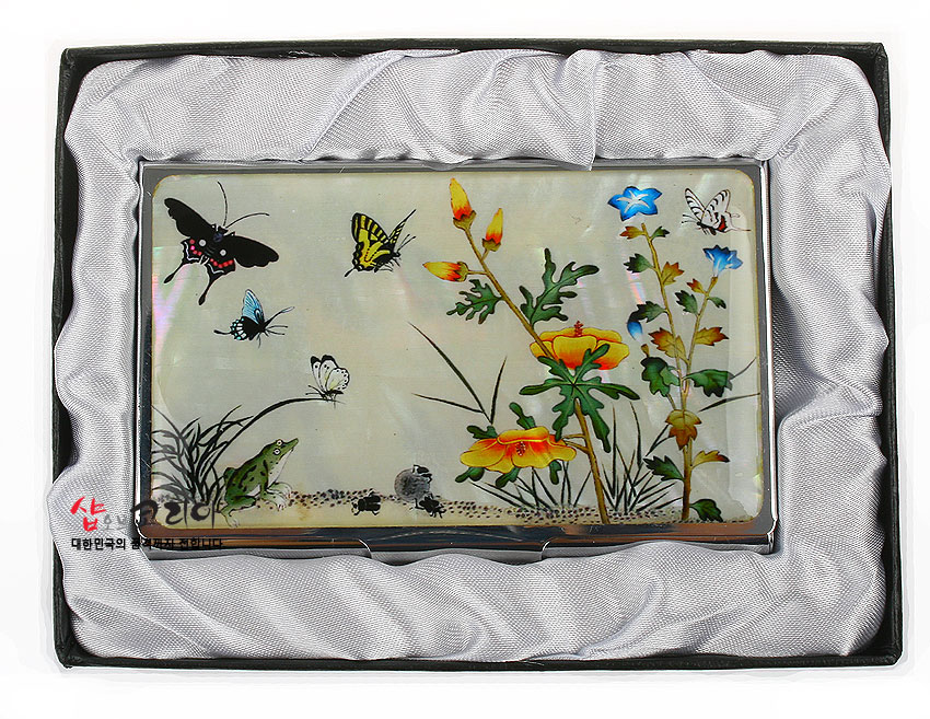 [텍스트: 샵오브코리아 대한민국의 전통문화를 전합니다] 금속 테두리에 자개 상감 기법으로 개구리와 나비, 들꽃 초충도 문양을 섬세하게 표현한 명함집 이미지