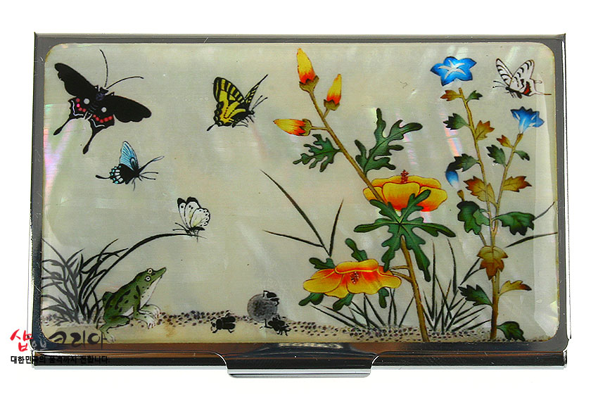 [텍스트: 샵오브코리아 대한민국의 멋을 세계로 전합니다] 자개 상감 기법으로 개구리와 나비, 각종 벌레와 들꽃을 섬세하게 표현한 초충도 문양 금속 명함집 이미지