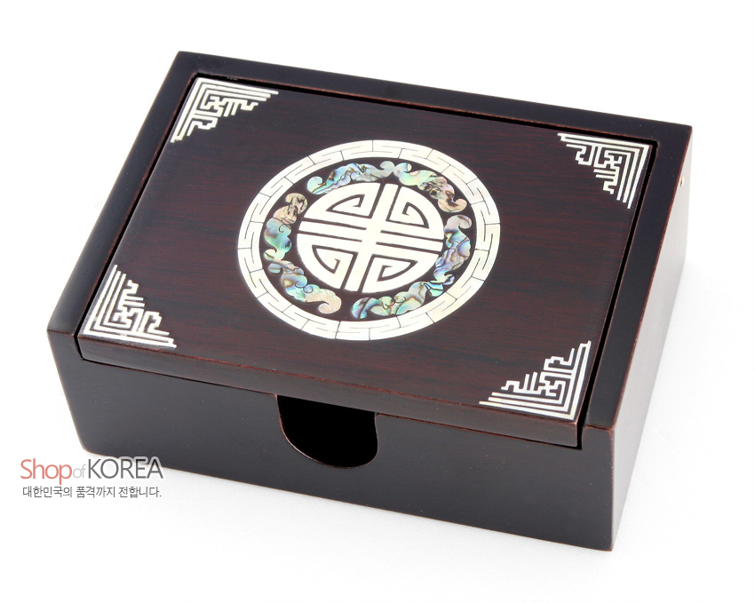 [텍스트: Shop of KOREA 대한민국의 품격까지 전합니다.] 짙은 갈색 옻칠 위 자개 상감으로 수수문과 전통 기하학 모서리 문양을 장식한 직사각 자동함 디자인