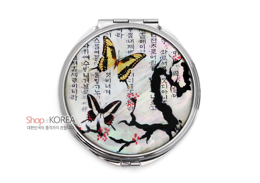 [텍스트: Shop of KOREA, 대한민국의 품격까지 전합니다] 자개 바탕 위 옻칠 처리된 금속 손거울, 한글 문자 배경에 매화나무와 노랑·검정 나비 문양의 원형 디자인