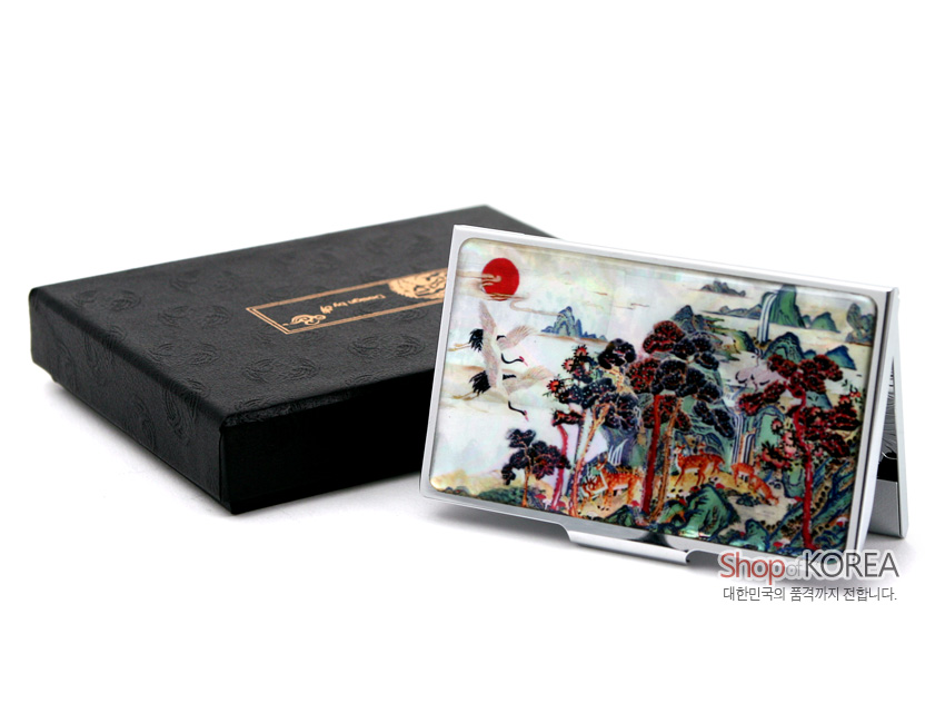 [텍스트: Shop of KOREA 대한민국의 품격까지 전합니다.] 자개 상감 기법으로 표현한 십장생 민화 산수와 해·학·소나무가 어우러진 금속 명함집 구성