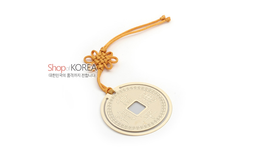 [텍스트: Shop of KOREA 대한민국의 품격까지 전합니다.] 금장 금속 동전 모양에 상평통보 문자와 전통 무늬를 섬세하게 음각하고 황금색 전통 매듭 끈을 더한 디자인의 책갈피 이미지