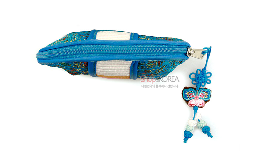 [텍스트: ShopofKOREA 대한민국의 품격까지 전합니다] 청색 누비 비단 소재 동전지갑, 흰색 색동띠 장식과 나비 모양 전통 매듭 장식 디테일 표현