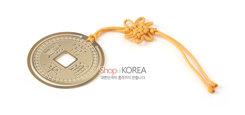 [텍스트: Shop of KOREA 대한민국의 품격까지 전합니다.] 금장 금속 상평통보 동전 모양 책갈피와 노란색 전통 매듭 끈이 조화를 이룬 디자인