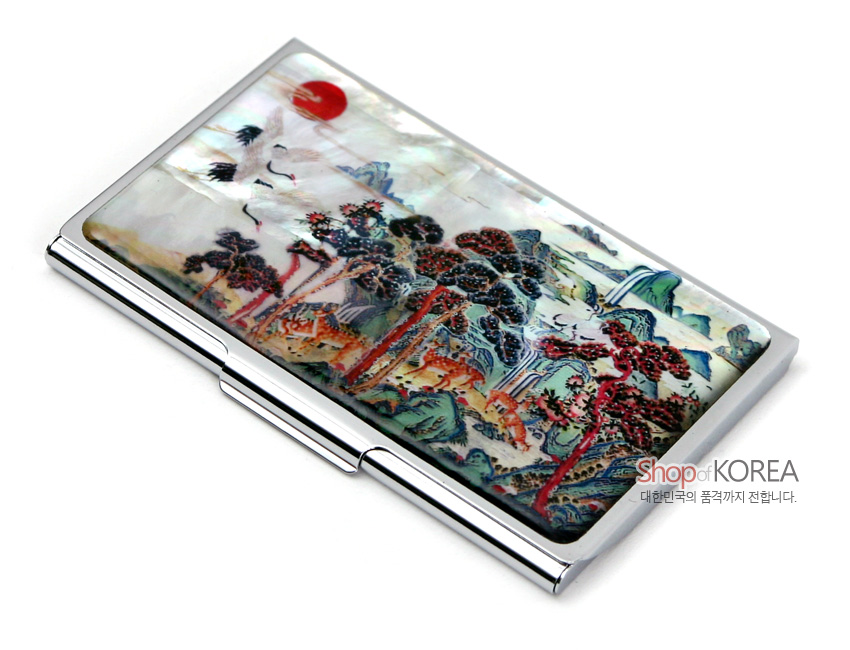 [텍스트: Shop of KOREA 대한민국의 품격까지 전합니다.] 자개 상감 기법으로 표현한 십장생 민화, 해와 학·사슴·소나무가 다채로운 색감으로 장식된 금속 명함집 디자인