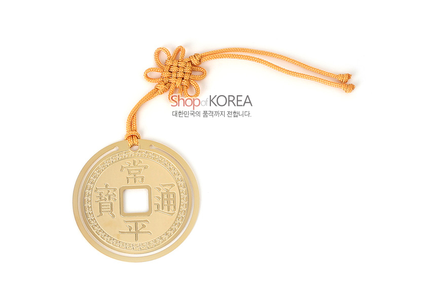 [텍스트: Shop of KOREA 대한민국의 품격까지 전합니다. 常平通寶] 금장 금속 상평통보 동전 형상과 황금색 전통 매듭 끈이 조화를 이루는 책갈피 디자인
