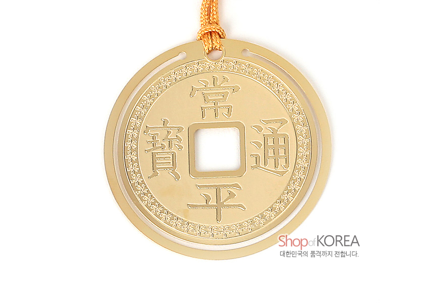 [텍스트: 常平通寶, Shop of KOREA, 대한민국의 품격까지 전합니다.] 금장 금속으로 제작된 상평통보 동전 형상 책갈피와 섬세한 테두리 문양, 황금색 전통 매듭끈 장식 조화 표현