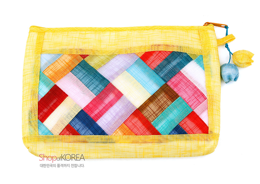 [텍스트: Shop of KOREA 대한민국의 품격까지 전달합니다.] 노란색 모시 바탕 위 다채로운 색 실크 조각보 누비 기법 장식, 지퍼 끝 전통 매듭과 복주머니 모양 술 장식 파우치 이미지 설명