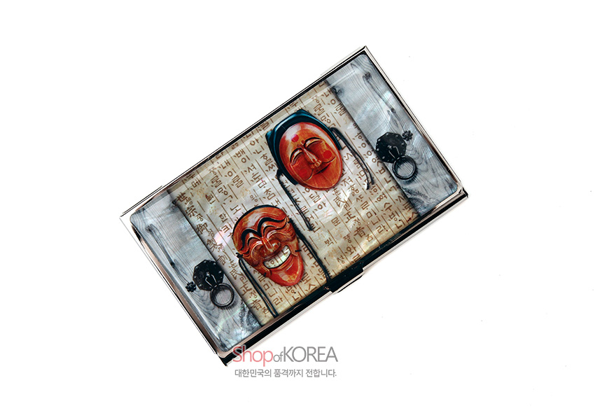 [텍스트: shop of KOREA 대한민국의 품격까지 전합니다.] 금속 소재 위에 자개 질감 배경과 훈민정음 글자, 붉은색 하회탈 입체 장식, 흑색 전통 문고리 문양이 조화된 명함집 디자인