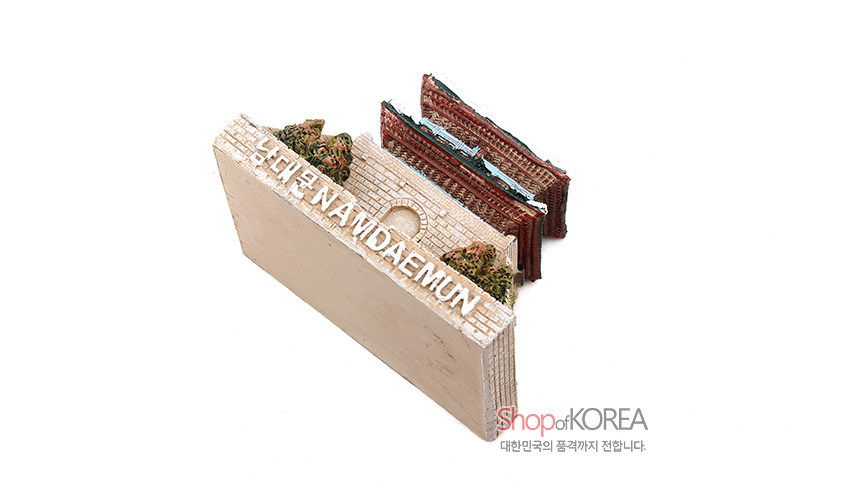 [텍스트: SOUTH GATE NAMDAEMUN / Shop of KOREA 대한민국의 품격까지 전합니다.] 석고 재질 남대문 미니어처, 녹색 기와지붕과 벽돌무늬 성벽, 입체 수목 장식 특징의 장식 조형물