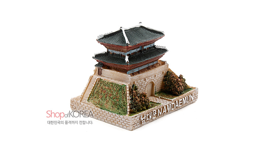 [텍스트: Shop of KOREA, 대한민국의 품격까지 전합니다., 남대문 NAMDAEMUN] 석고 재질로 구현한 남대문 미니어처 조형물, 녹색 기와지붕과 벽돌 문양 성곽, 입체적 수풀 장식이 어우러진 입체 장식품