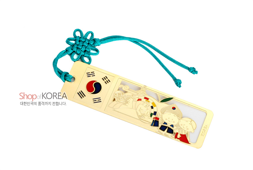 [텍스트: Shop of KOREA / 대한민국의 품격까지 전합니다. / KOREA] 금장 금속 재질에 태극기 문양과 전통 인물 양각, 오방색 포인트 채색, 청록색 전통 매듭끈 장식의 책갈피형 디자인