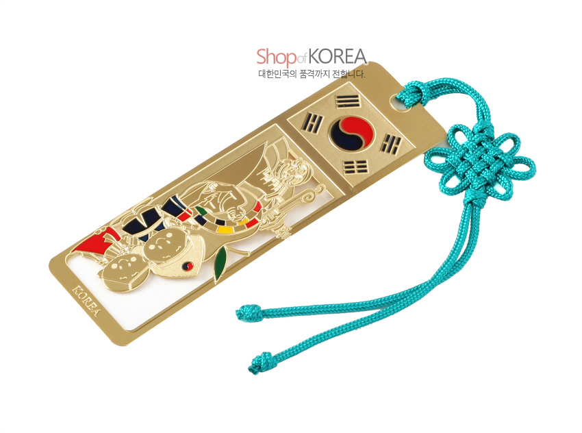 [텍스트: Shop of KOREA, 대한민국의 품격까지 전합니다., KOREA] 금장 금속 책갈피에 태극기 에나멜 채색과 전통 복식 인물 양각, 오방색 포인트와 청록색 동심결 매듭끈 장식 구성