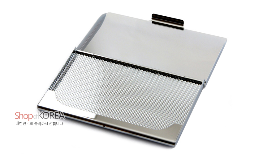 [텍스트: Shop of KOREA, 대한민국의 품격까지 전합니다.] 실버 톤 금속 재질, 세밀한 망사 패턴과 매끈한 광택 대비가 돋보이는 슬림 명함케이스 디자인
