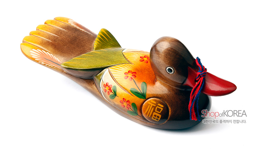 [텍스트: Shop of KOREA / 대한민국의 품격까지 전합니다.] 원목 재질에 채색 기법을 더한 원앙 목각 장식, 붉은·청색 끈 장식과 꽃무늬, 황금색 깃털과 복(福) 자 문양이 조화를 이룬 디자인