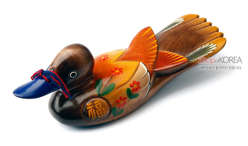 [텍스트: shopofKOREA 대한민국의 품격까지 전합니다. 福] 채색 목재로 조각한 원앙 목각 장식, 붉은·초록 꽃무늬와 복자 문양, 청색 부리와 홍청색 끈 장식이 돋보이는 전통 공예품 표현