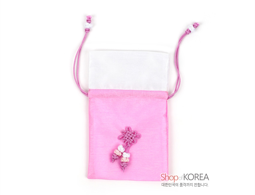 [텍스트: Shop of KOREA 대한민국의 품격까지 전합니다.] 분홍색과 흰색 반투명 비단 재질, 중앙 전통 매듭과 조개 모양 매듭 장식이 달린 끈 조절 매듭주머니 디자인