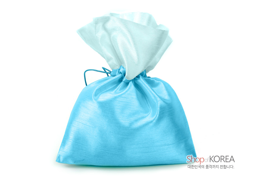 [텍스트: Shop of KOREA 대한민국의 품격까지 전합니다.] 청벽색 비단 소재로 제작된 대형 복주머니, 은은한 광택의 이중 원단과 끈 조임 방식의 심플한 매듭 장식 디자인