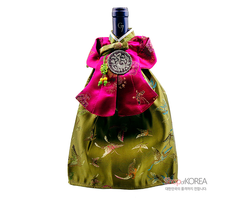 [텍스트: Shop of KOREA 대한민국의 품격까지 전합니다.] 진녹색 비단 치마와 진분홍 비단 당의 조합, 금사 나비·학 자수와 원형 흉배, 노리개 장식이 어우러진 한복형 와인 커버 디자인