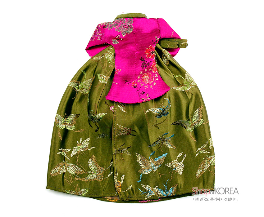 [텍스트: ShopofKOREA 대한민국의 품격까지 전합니다.] 진녹색 비단 치마에 금사 자수 학·나비 문양이 더해지고, 진분홍 비단 당의에 전통 문양이 놓인 한복 형식 와인 커버 장식