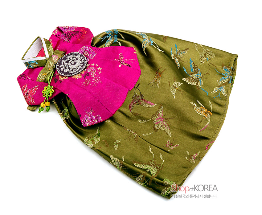 [텍스트: Shop of KOREA 대한민국의 품격까지 전합니다.] 진녹색 비단 치마와 분홍 당의 조합, 금사 자수 학·나비·꽃 문양과 원형 흉배, 매듭 장식이 돋보이는 한복형 와인커버 모습