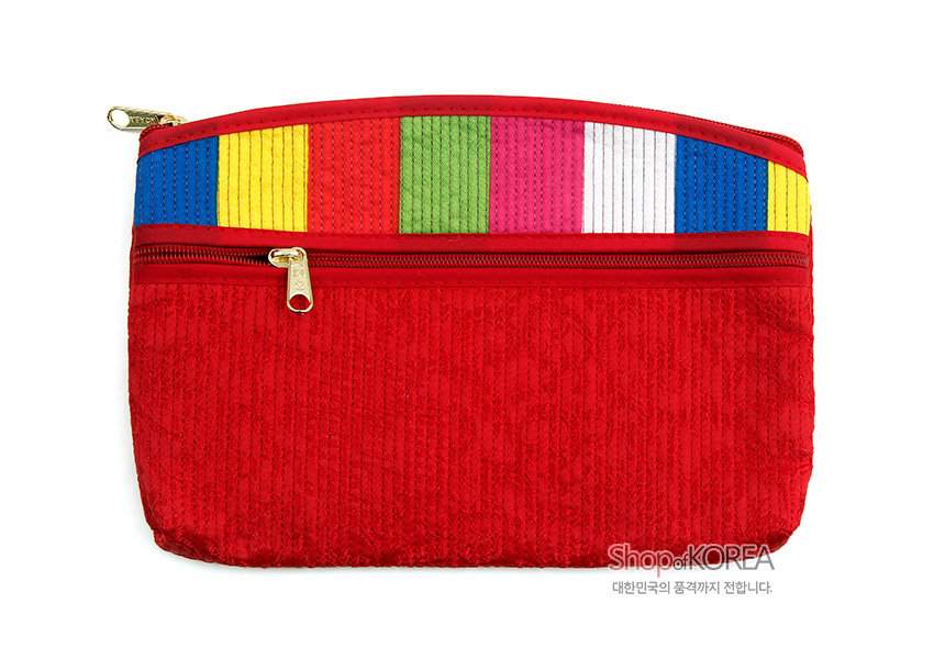 [텍스트: Shop of KOREA 대한민국의 품격까지 전합니다.] 붉은색 누비 천에 노랑·초록·분홍·흰색·파랑 색동 배색과 금속 지퍼 장식이 어우러진 티슈 지갑 형태의 파우치 이미지 설명
