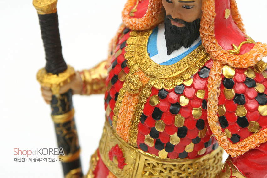 [텍스트: Shop of KOREA 대한민국의 품격까지 전합니다] 붉은색과 금색 중심 비늘무늬 갑옷, 세밀한 조각과 채색으로 표현된 이순신 장군 마블 인형 상반신 클로즈업 이미지