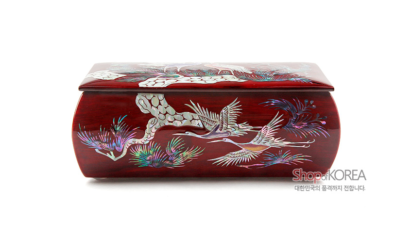 [텍스트: Shop of KOREA / 대한민국의 품격까지 전합니다.] 붉은 옻칠 바탕 위에 송학과 소나무를 자개 상감으로 표현한 직사각 반지꽂이 함 디자인