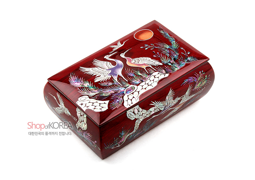 [텍스트: Shop of KOREA 대한민국의 품격까지 전합니다.] 붉은 옻칠 바탕 위 자개 상감으로 송학과 소나무, 해를 화려하게 표현한 전통 문양 반지꽂이 함