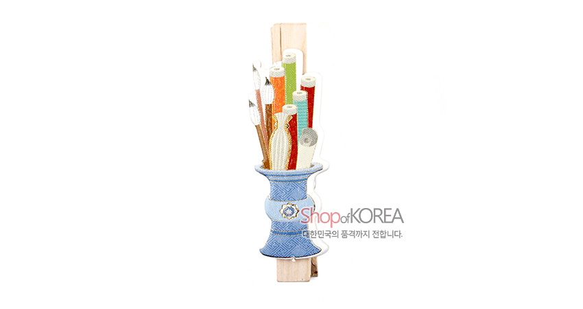 [텍스트: Shop of KOREA, 대한민국의 품격까지 전합니다.] 나무 집게 위 청색 도자기 필통 모양 장식과 다채로운 색 실과 붓을 금속으로 표현한 메모 자석집게 디자인