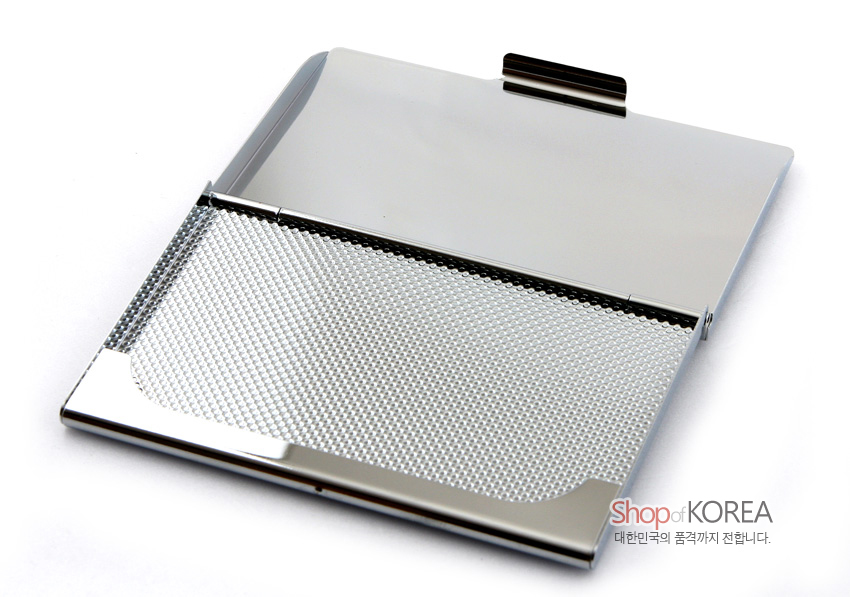 [텍스트: Shop of KOREA 대한민국의 품격까지 전합니다.] 금속 재질 은광 색상 명함케이스, 전면 미세 격자 패턴과 매끄러운 광택 표면 대비가 돋보이는 디자인