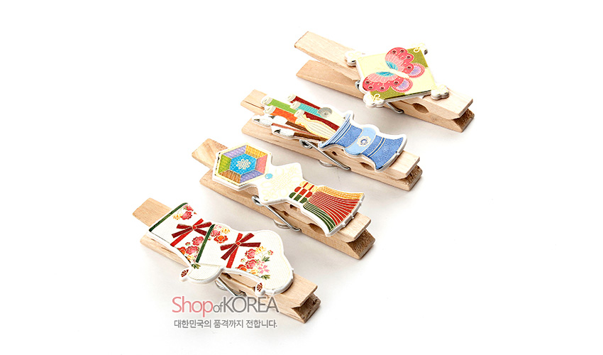 [텍스트: Shop of KOREA / 대한민국의 품격까지 전합니다] 나무 집게 위 도자기 장신구 장식, 꽃·부채·책가도·나비 등 전통 문양을 다채로운 색감으로 표현한 메모 자석집게 구성