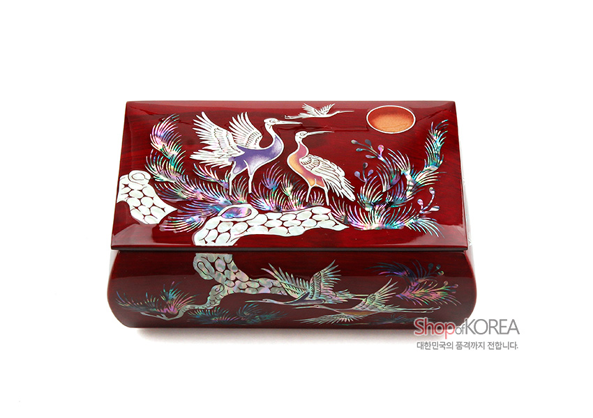 [텍스트: Shop of KOREA 대한민국의 품격까지 전합니다.] 붉은 옻칠 바탕 위 자개 상감으로 송학과 소나무, 해와 구름을 화려하게 표현한 전통 반지꽂이 함 디자인