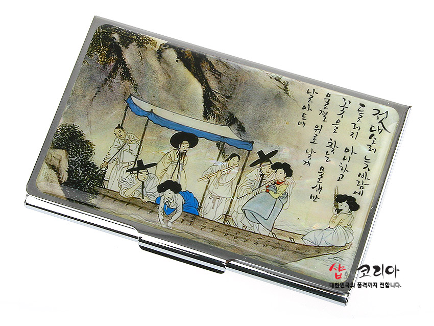 [텍스트: 샵코리아 대한민국의 품격까지 전합니다.] 금속 재질 위에 은은한 채색으로 표현한 신윤복 풍 선유도 인물과 산수, 한글 시구가 어우러진 직사각형 명함집 디자인