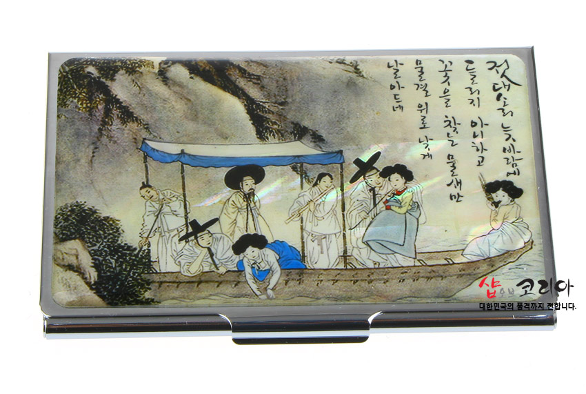 [텍스트: 전대에는 듣지 못한 일이라 / 그 누가 믿으리요 / 갈수록 참으로 / 물결은 높게만 날아드네] 자개 상감 기법과 은은한 옻칠로 표현된 신윤복 ‘주유청강’ 인물·산수와 한글 시구 문양의 금속 명함집 디자인