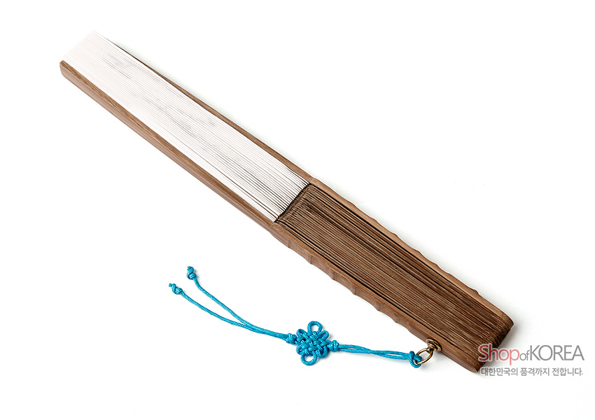 [텍스트: Shop of KOREA 대한민국의 품격까지 전합니다.] 나뭇결이 살아있는 대나무 살 구조, 상단 흰색 종이 마감, 하단 금속 고리에 청록색 전통 매듭 장식이 달린 접이식 부채 형태