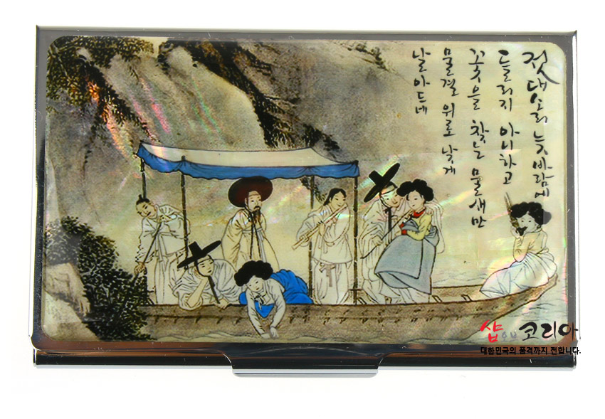 [텍스트: 샵오브코리아 / 대한민국의 품격까지 전합니다.] 자개 상감 기법과 옻칠로 표현한 신윤복 주유청강 장면, 한글 서예와 은은한 진주광이 조화를 이룬 금속 명함집 이미지 설명