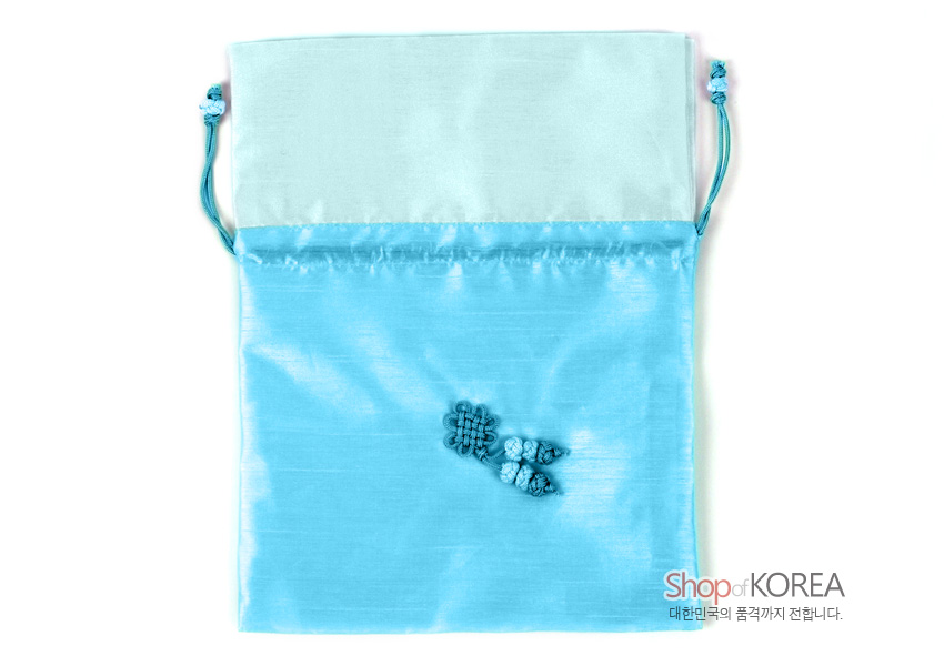 [텍스트: Shop of KOREA 대한민국의 품격까지 전합니다.] 연한 청벽색 비단 소재 매듭주머니, 조임끈과 중앙 전통 매듭·꽃 장식이 더해진 반투명 광택 질감 디자인