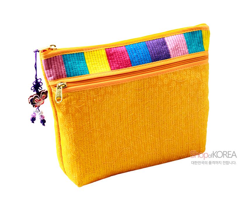 [텍스트: shopofKOREA 대한민국의 품격까지 전합니다.] 황색 누비 원단에 은은한 문양을 더하고 상단에 분홍·파랑·초록·보라 색동 누비 배색, 나비 매듭장식이 달린 지퍼 파우치 지갑