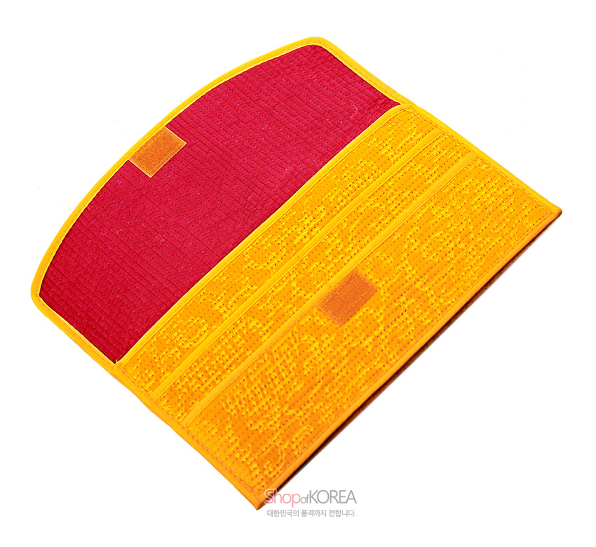 [텍스트: ShopofKOREA 대한민국의 품격까지 전합니다.] 노란색 누비 원단과 붉은 안감 대비, 규칙적인 누빔선과 전면 전통 문양 누빔 장식의 장지갑 내부 모습